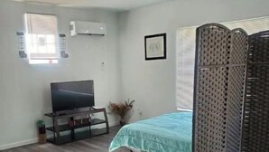 Room - Entire Studio Apt + Patio + Lake View + Private (Charlotte)
