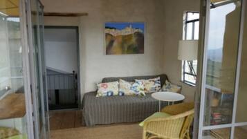 Fernseher, Kamin, Bücher, Musikbibliothek