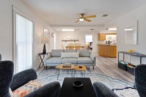 Téléviseur connecté, table de baby-foot, livres, écran d’ordinateur