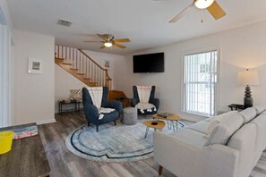 TV connectée, baby-foot, livres, écrans d'ordinateur