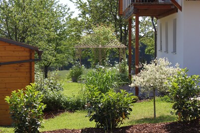 Exclusively and high-quality equipped ***** apartment with large garden