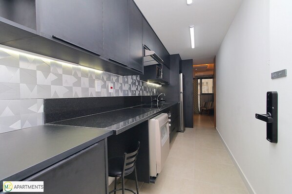 Fridge, microwave, oven, coffee/tea maker