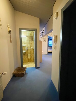 Hair dryer, towels, toilet paper - Wonderful Sankt Anton ski apartment. 3min walk to all main lifts/ski school (Sankt Anton am Arlberg)