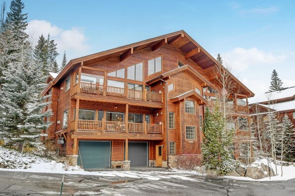 Condo, 2 Bedrooms | Exterior