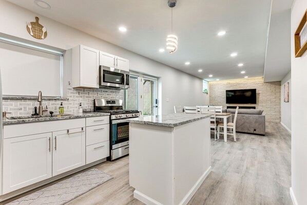 Fridge, microwave, stovetop, dishwasher