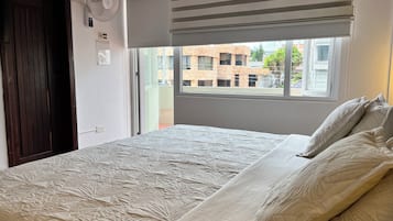 Habitación sénior, 1 cama de matrimonio grande | Terraza o patio