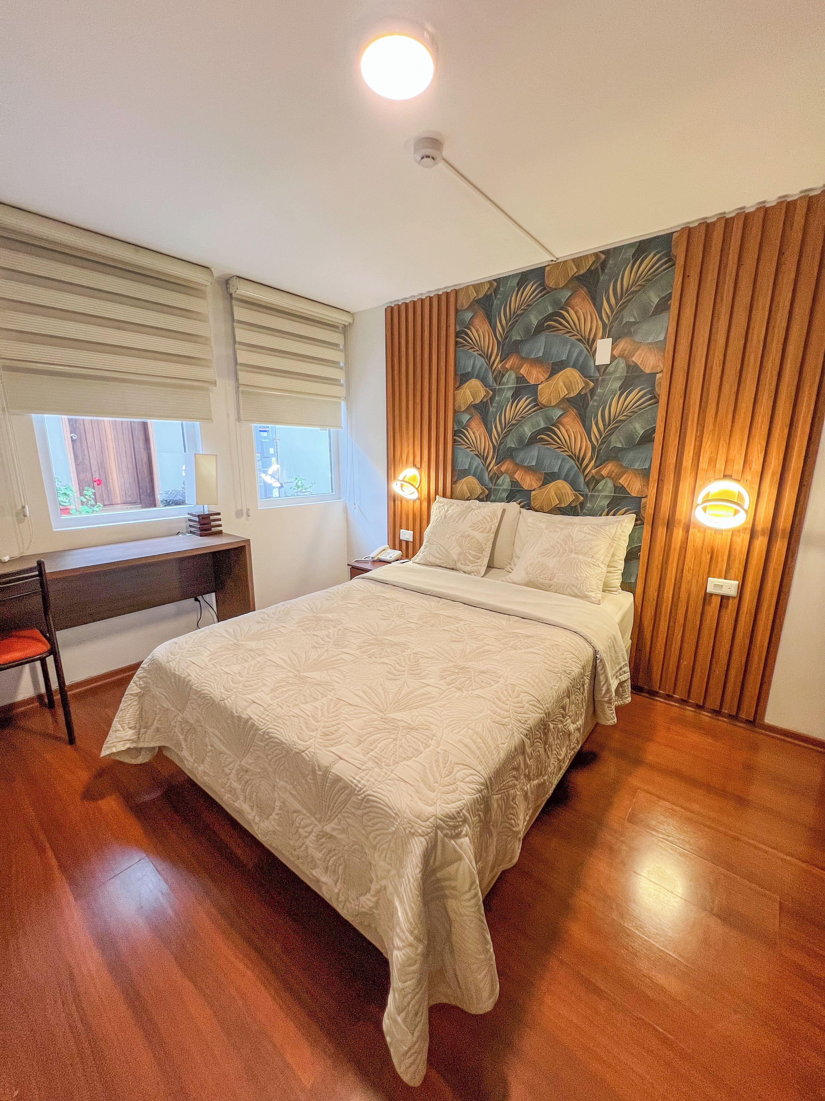 标准房, 1 张双人床, 花园景观, 花园 | 高档床上用品、办公桌、笔记本电脑工作区、遮光窗帘