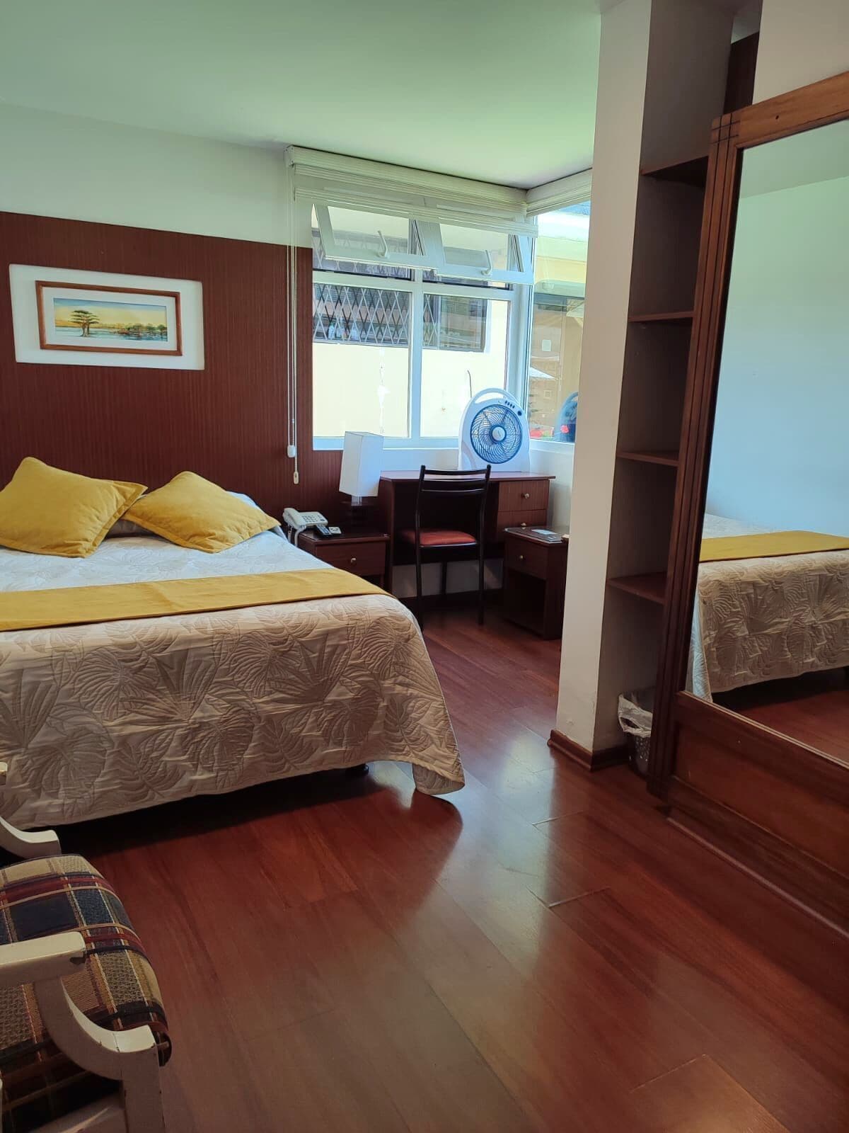 Peralatan tempat tidur premium, meja, ruang kerja komputer riba 
