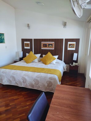 Luxury Room | Premium bedding, desk, laptop workspace, blackout curtains - CASA HIDALGO ECUADOR (Cumbayá)