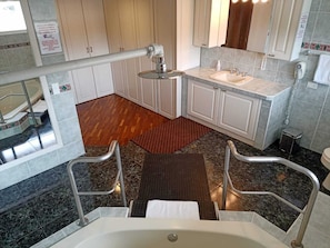 Luksushuone | Kylpyhuone | Suihku, hiustenkuivaaja, pyyhkeet, saippua