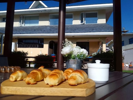 Free daily continental breakfast . CASA HIDALGO ECUADOR