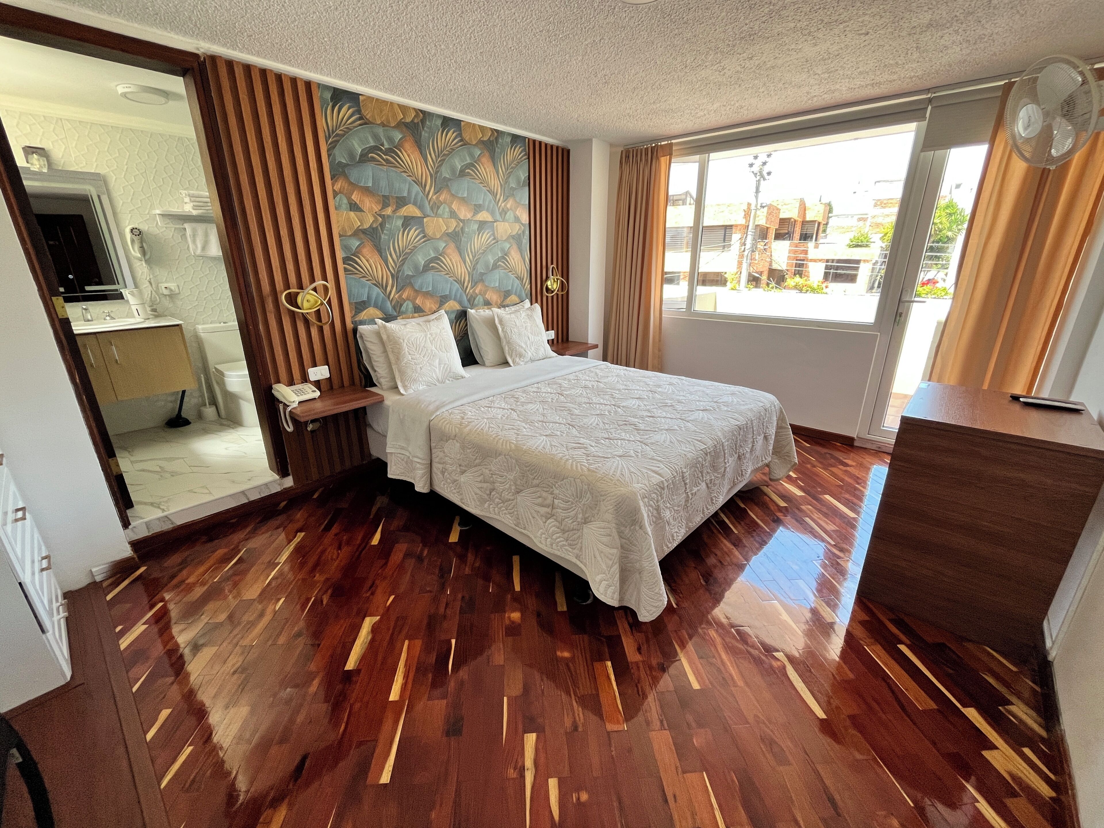 Superior-Zimmer | Hochwertige Bettwaren, Schreibtisch, laptopgeeigneter Arbeitsplatz