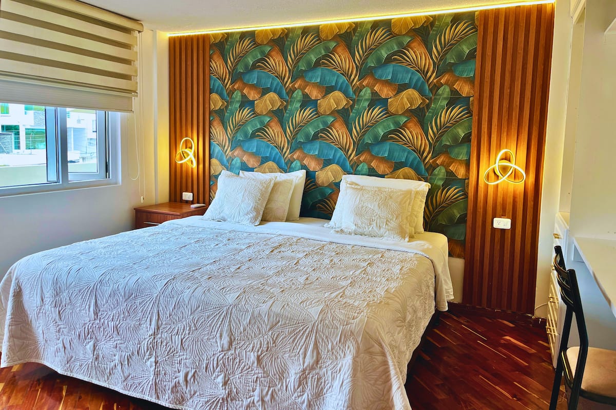 Seniorihuone, 1 suuri parisänky | Ylelliset vuodevaatteet, työpöytä