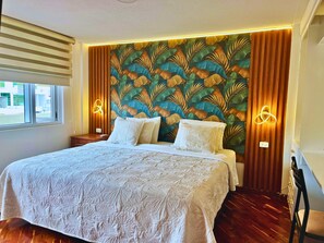 Senior-Zimmer, 1 King-Bett | Hochwertige Bettwaren, Schreibtisch, laptopgeeigneter Arbeitsplatz