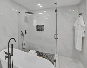 Haartrockner, Handtücher, Seife, Shampoo