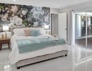 4 habitaciones, escritorio y tabla de planchar con plancha