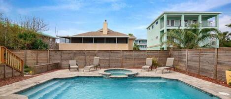 Utendørsbasseng og et oppvarmet basseng