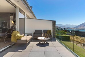 Terrace/patio - Remarkable Lake View Modern Executive Home (Queenstown)