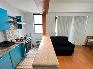 Refrigerador con freezer, microondas
