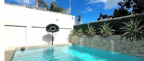 Una piscina al aire libre