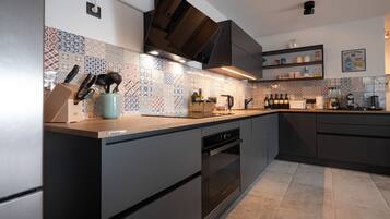 Refrigerador, microondas, horno, placa de cocina