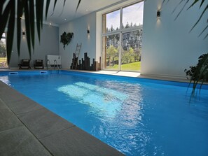 Een binnenzwembad en een verwarmd zwembad