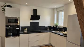 Jääkaappi, mikroaaltouuni, uuni, liesi