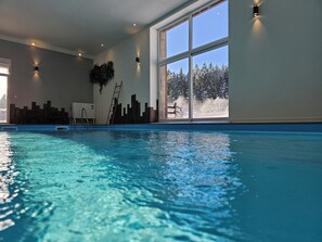 Piscina interna, piscina aquecida