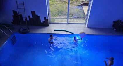 Gßte, piscine intérieure privée chauffée, maison entiÚre. Proche de l'Alsace.