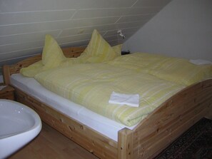 2 bedrooms, travel cot, free WiFi, bed sheets