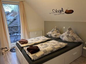 2 chambres, fer et planche à repasser, lit de bébé portatif