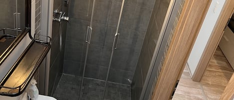 Douche, sèche-cheveux, serviettes fournies, savon