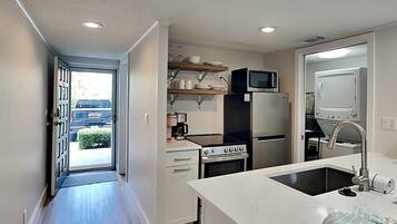 Condo, 1 King Bed with Sofa bed, Kitchen, Ocean View | Private kitchen | Fridge, microwave, stovetop, cookware/dishes/utensils