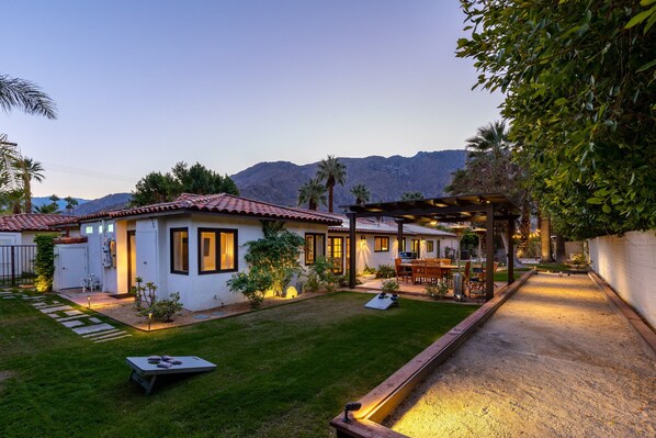 Una propiedad residencial con un césped bien cuidado, un área de patio y vistas a la montaña.