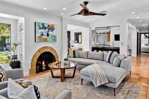 Smart TV, chimenea y tenis de mesa