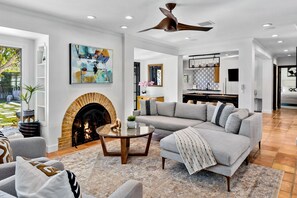 Televisión, chimenea y tenis de mesa 