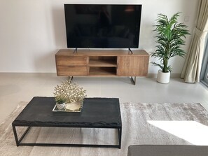 Living area - SuperHost - Stylish Apartment Facing Creek Harbour (Dubai)