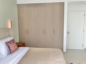 1 bedroom, individually furnished, iron/ironing board, free WiFi - SuperHost - Stylish Apartment Facing Creek Harbour (Dubai)