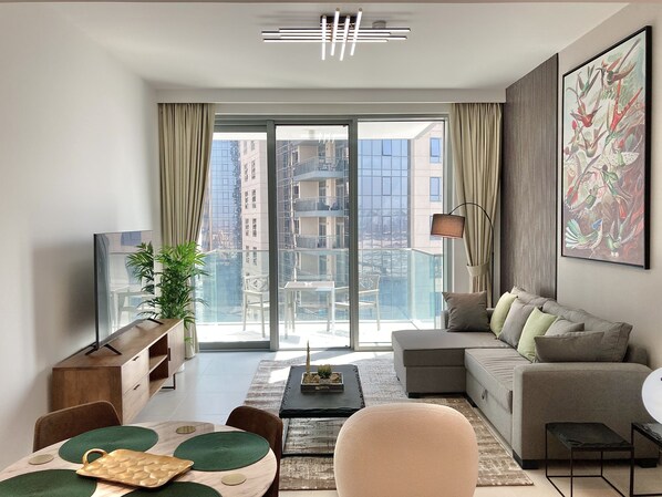 Deluxe appartement | Woonruimte | Een 55-inch smart-tv met kabelzenders en een televisie