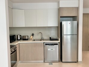 Deluxe Apartment | Private kitchen | Fridge, microwave, oven, stovetop - SuperHost - Stylish Apartment Facing Creek Harbour (Dubai)