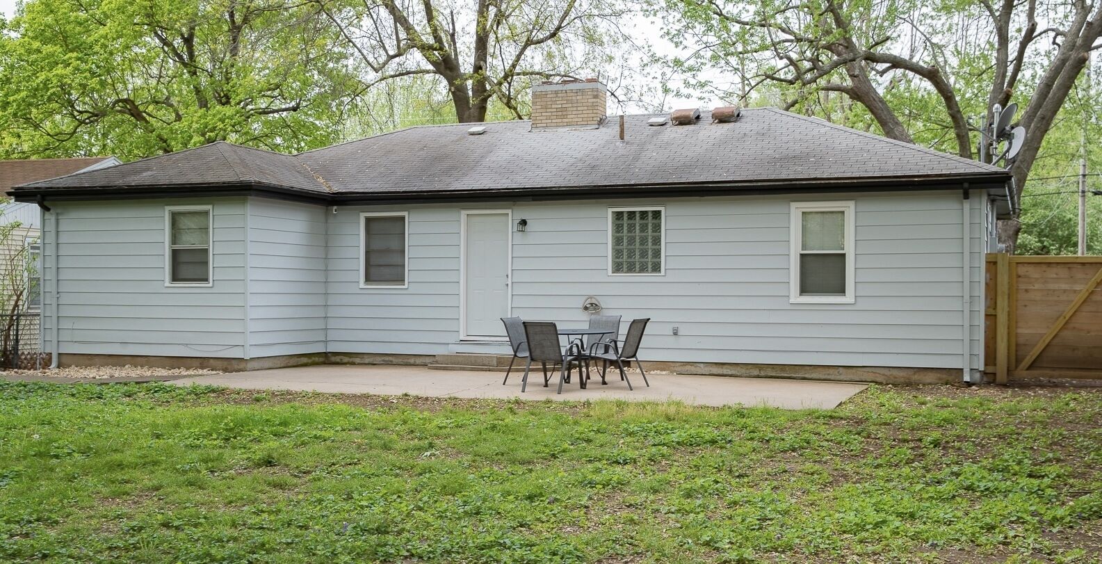 Une maison de plain-pied dotée d’un patio couvert.