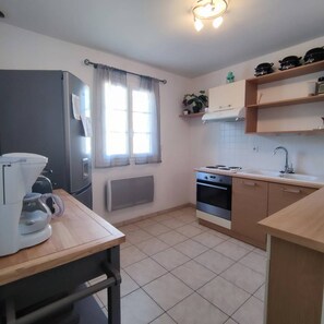 Kylskåp, mikrovågsugn, ugn och spishäll