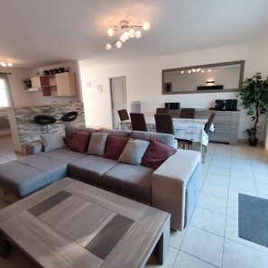 Smart-TV, Videospiele, DVD-Player, Stereoanlage