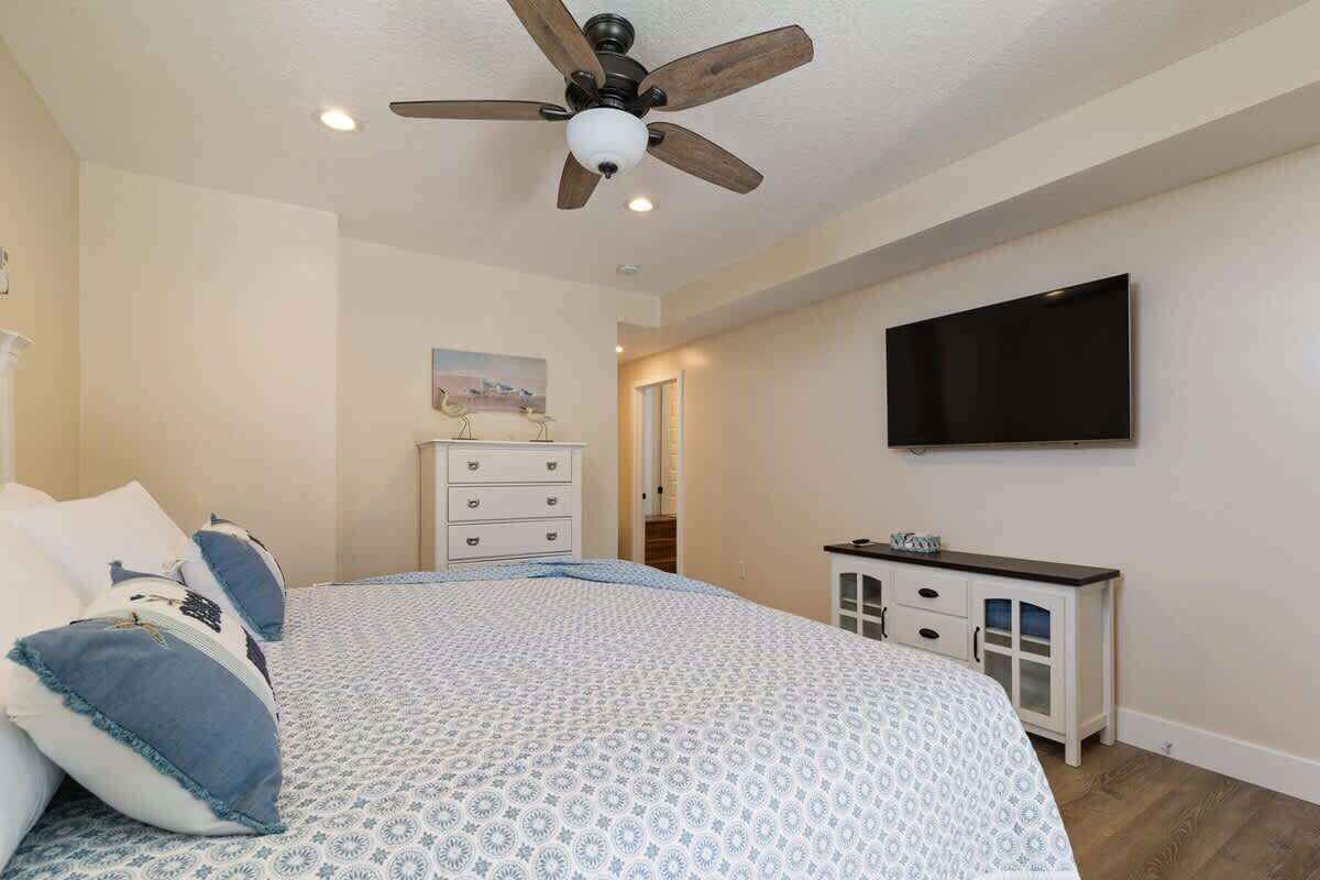 5 bedrooms, desk, WiFi, bed sheets