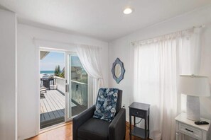 Smart-TV, bøker og kontorer