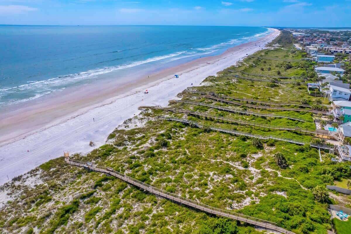 在海滩、沙滩椅、沙滩毛巾