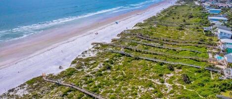 在海滩、沙滩椅、沙滩毛巾