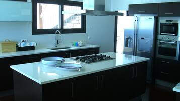 Geladeira, micro-ondas, fogão, cooktop