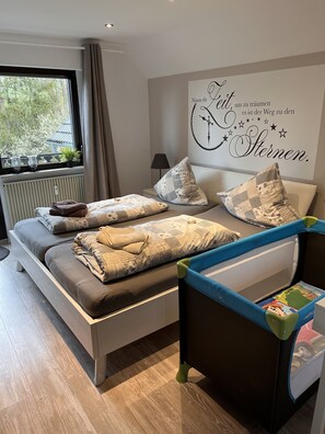 3 chambres, bureau, fer et planche à repasser, lit de bébé portatif