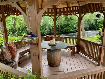 Limited Deal! Cozy Creekside Retreat • Maggie Valley • Smoky Mountains Book Now!